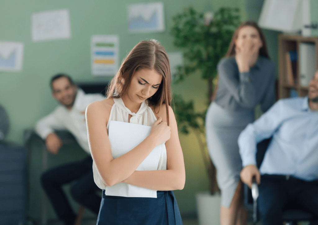 Harcelement au travail - femme seule moquée avec témoin