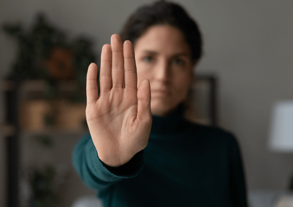 Femme qui dit non au harcelement au travail